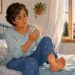 El hormigueo en manos y pies al despertar puede ser una de las primeras señales de falta de vitamina B12