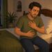 El reflujo y el ardor de estómago por la noche no siempre son por comer mucho: a veces influyen el horario y la postura al dormir