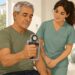 La fuerza con la que aprietas la mano dice más de lo que crees: es un sencillo indicador de salud al envejecer