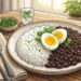 Una ilustración fotográfica de un plato equilibrado de arroz blanco, frijoles negros y dos mitades de huevo cocido en una mesa de madera, con superposiciones infográficas que muestran una balanza que compara "PROTEÍNA COMPLETA" con "CARNE ROJA" y un gráfico de barras nutricional que muestra valores proteicos equivalentes.