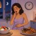 Cuando duermes pocas horas de forma habitual, el cuerpo regula peor el apetito, lo que puede aumentar el hambre durante el día