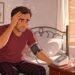 Despertarse con dolor de cabeza y sensación de mareo con frecuencia puede ser una de las primeras señales de presión arterial descompensada