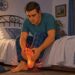 El hormigueo y el dolor ardiente en los pies con frecuencia puede ser una de las primeras señales de diabetes tipo 2 que pasa desapercibida