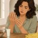 Las uñas quebradizas y con estrías no se deben solo a la edad, sino al déficit de biotina, hierro y zinc