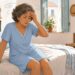 Los mareos al levantarse de la cama no siempre son por debilidad: qué es la hipotensión ortostática y cómo prevenirla