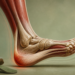 Ilustración anatómica lateral de un pie que muestra huesos, músculos, tendones y la fascia plantar resaltada en rojo bajo el talón, junto a una zapatilla y una plantilla.