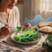 Mujer de mediana edad comiendo vegetales antes de consumir carbohidratos, con gráficos ilustrativos que muestran la estabilización de los niveles de glucosa.