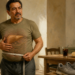 Hombre adulto con una cinta métrica alrededor del abdomen y una representación visible del hígado sobre el torso, junto a zapatillas deportivas y alimentos sobre una mesa.