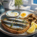 Plato con tostada cubierta de sardinas, huevo cocido, champiñones, yogur y gajos de limón servido sobre una mesa al aire libre.