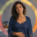 Mujer adulta de pie en un dormitorio con un gráfico circular de colores detrás de ella, representando las diferentes fases del ciclo menstrual y los cambios que experimenta el cuerpo.