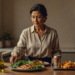 Una mujer madura en su cocina observa pensativa diferentes opciones de cena sobre la encimera. A un lado tiene platos saludables con pescado a la plancha, ensalada y aceite de oliva, y al otro lado tiene una bandeja con frituras y una lata de refresco.