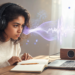 Una mujer joven con auriculares grandes estudia concentrada frente a un ordenador portátil y un cuaderno abierto, mientras una onda de frecuencia de sonido violeta y destellos que simulan actividad cerebral representan la estimulación mental de la música.
