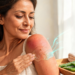 Mujer aplicando gel transparente de aloe vera sobre la piel enrojecida de su hombro por una quemadura solar leve.