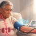 Un hombre mayor sentado en un sillón con un tensiómetro digital en el brazo, mostrando una ilustración gráfica de sus riñones y arterias iluminados en rojo para señalar la conexión entre la hipertensión y el sistema renal.
