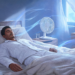 Un hombre duerme plácidamente en su cama durante la noche, con un ventilador de mesa encendido a su lado que circula una brisa fresca representada visualmente por ondas de aire azuladas que recorren la habitación.