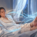 Una mujer descansando en su cama durante una noche de calor, sintiendo el alivio de un ventilador de mesa que circula aire fresco, lo que favorece un mejor descanso nocturno.