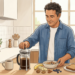 Ilustración de un hombre preparando café con una prensa francesa junto a un desayuno saludable en una cocina muy luminosa.
