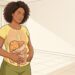 Ilustración de una mujer tocándose el abdomen hinchado con un gráfico anatómico superpuesto que resalta un hígado graso.