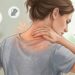Elevar el móvil y variar la postura ayuda a reducir tensión cervical.