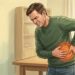 El dolor intenso aparece cuando el cálculo renal obstruye el uréter.