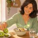 La fruta común que puede ayudar a mejorar el tránsito intestinal y aliviar el estreñimiento de forma natural