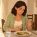 Comer deprisa y tragar aire puede favorecer la hinchazón abdominal tras las comidas.