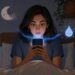 La luz azul de las pantallas antes de dormir no solo cansa la vista: cómo afecta a la melatonina y al sueño