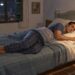 Dormir de lado puede reducir los ronquidos y mejorar el descanso nocturno.