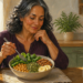 Mujer de mediana edad come una ensalada con garbanzos, hojas verdes, semillas y frutos secos en una cocina, con un frasco de suplemento sobre la mesa.