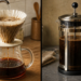 Comparación entre café preparado con filtro de papel y café en prensa francesa sin filtrar, mostrados lado a lado en una cocina.