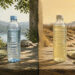 Imagen comparativa con dos botellas sobre una mesa de madera: a la izquierda, una botella de agua junto a un sombrero y una toalla en un entorno natural; a la derecha, una botella con bebida clara amarillenta bajo un sol intenso, también acompañada de sombrero y toalla.