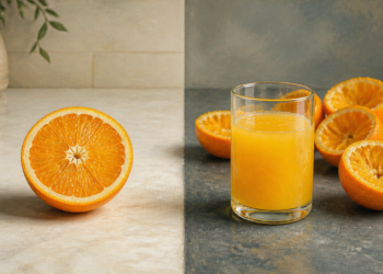 Imagen comparativa con media naranja entera a la izquierda y, a la derecha, un vaso de jugo de naranja rodeado de varias naranjas cortadas.