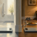 Imagen dividida en dos escenas con básculas digitales: a la izquierda, una persona descalza en un baño iluminado; a la derecha, otra persona descalza junto a un plato de comida y un vaso de agua en un ambiente más cálido.