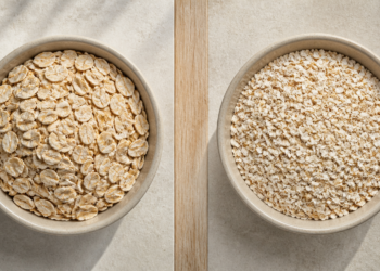 Dos recipientes vistos desde arriba comparan copos de avena tradicional enteros con avena instantánea de textura más fina.