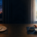 Mesa de comedor dividida visualmente entre una escena nocturna con un plato vacío y un vaso de agua, y una escena diurna con yogur, frutos rojos y una taza, en referencia al ayuno nocturno después de los 60.
