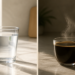 Vaso de agua junto a una taza de café caliente en una composición dividida, en una escena relacionada con qué bebidas se pueden tomar antes de un análisis de sangre en ayunas.
