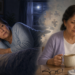 Composición de una mujer mayor despierta en la cama durante la noche y la misma mujer sentada a la mesa por la mañana con gesto de cansancio y una mano en la cabeza.