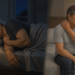 Composición dividida de un hombre mayor durmiendo de lado por la noche y, a la mañana siguiente, sentado en la cama con la mano en el cuello por molestias.