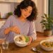 Qué cenar para dormir mejor: seis alimentos naturales y hábitos esenciales para terminar el día
