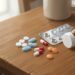 Antibióticos y antiinflamatorios pueden coincidir en un tratamiento, pero cumplen funciones diferentes.
