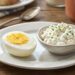 Huevo cocido y queso cottage aportan proteínas, pero sus perfiles nutricionales son diferentes.