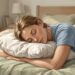 Dormir boca abajo puede aumentar la tensión cervical y lumbar al despertar.