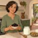 Las ciruelas pasas pueden apoyar la salud ósea tras la menopausia.