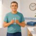 Hábitos diarios como hidratarse bien ayudan a cuidar la próstata después de los 50.