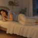 Dormir del lado izquierdo puede aliviar el reflujo y mejorar el descanso nocturno.