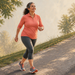 Mujer adulta caminando cuesta arriba por un sendero inclinado al aire libre, con ropa deportiva y zapatillas, durante una sesión de ejercicio.