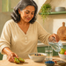 Mujer adulta en una cocina sirviendo agua en un vaso junto a un tazón de avena, kiwi, frutos rojos, semillas y frutas frescas.