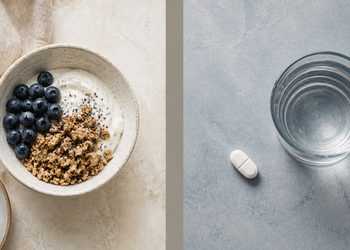 Cuenco con yogur, arándanos y granola junto a un vaso de agua y un comprimido blanco en una composición dividida en dos partes.