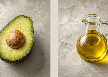 Mitad de aguacate con hueso y una jarra de aceite sobre una superficie clara, presentados en una composición dividida en dos partes.
