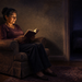 Mujer adulta despierta por la noche, sentada en un sillón y leyendo un libro junto a una lámpara encendida, con un dormitorio oscuro visible al fondo.